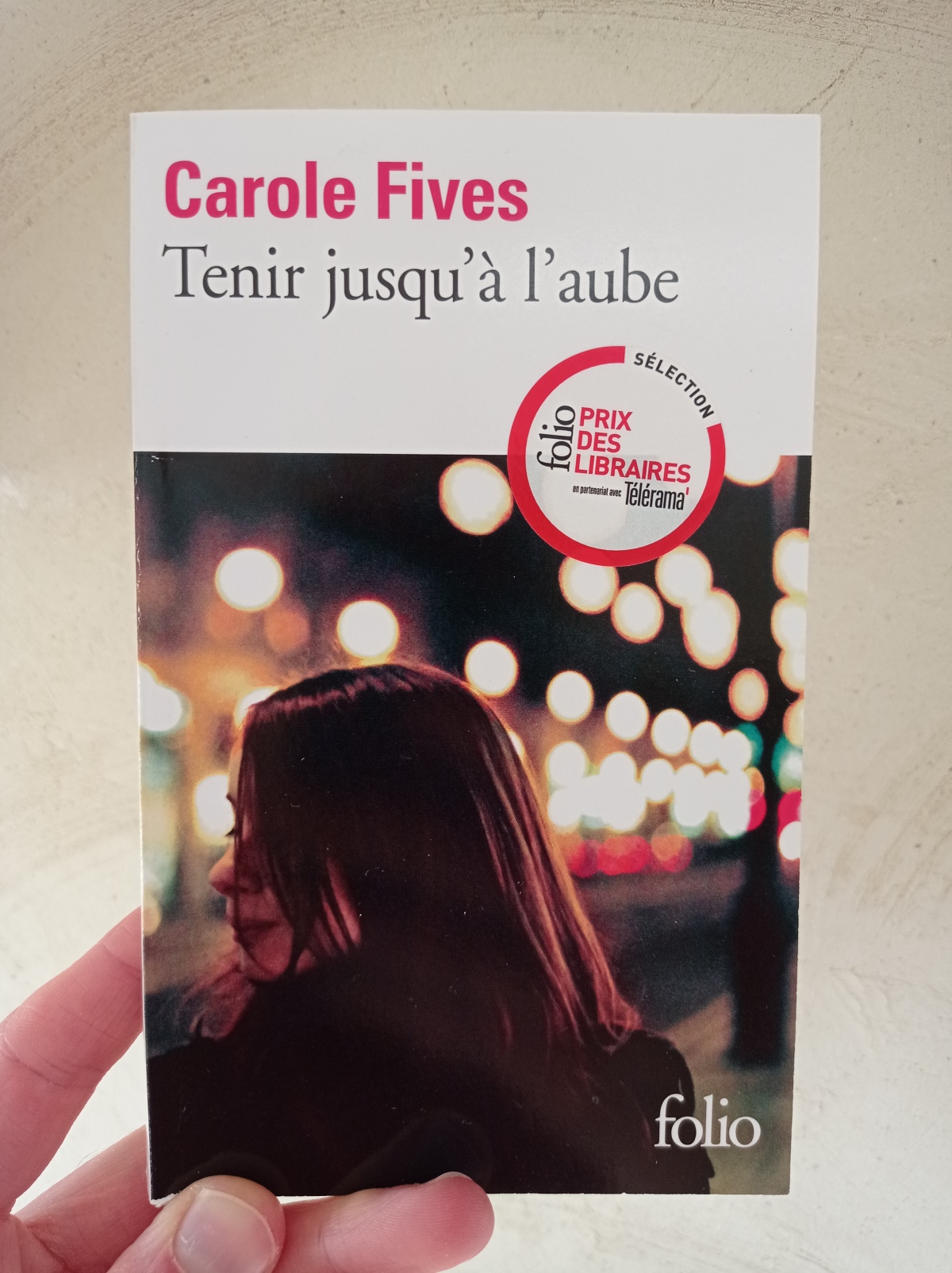 Tenir jusqu’à l’aube / Carole Fives